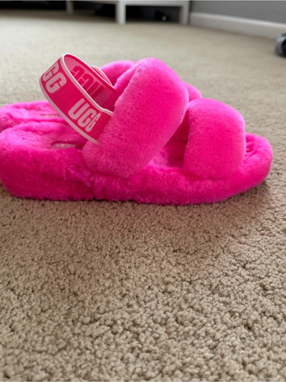 UGG Fluffy Sandal/Slipper - Hot Pink
